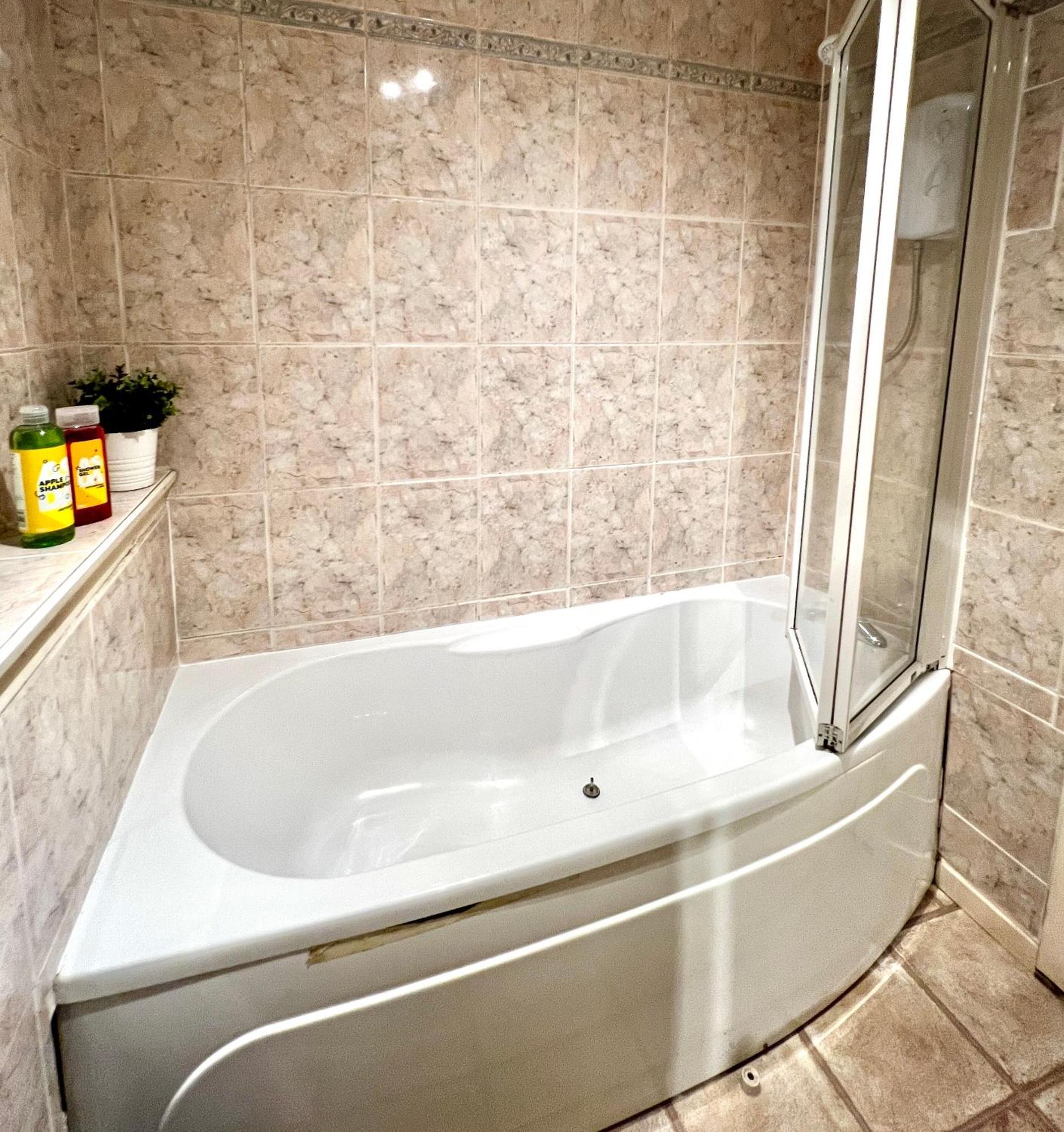 Apartamento Ground Floor Flat With Free Parking & Wifi Glasgow Exterior foto